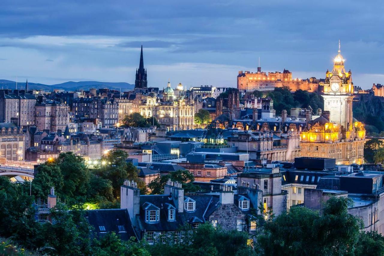 Altido Ultra Stylish Calton Road Apt W/ Parking Edimburgo Exterior foto